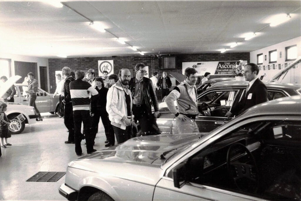 Vuonna 1975

Haanpään Auto Ky:n toimitilat siirtyivät Vieskankulmasta Joutsentielle.